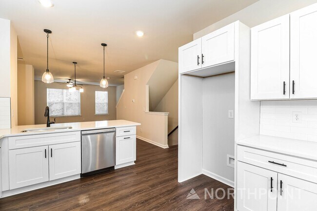 Foto del edificio - Beautiful 3BR 3.5BA Townhome w/ Full Appliance Kitchen Garage Parking in University