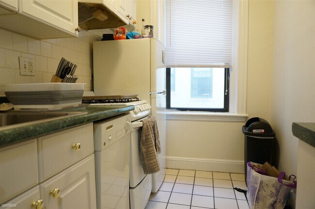 Building Photo - 2 br, 1 bath  - 3 Carol Ave Apt 104 4