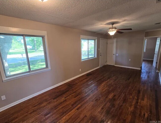 Foto del edificio - 314 N Oak St