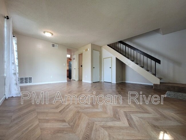 Foto del edificio - 5125 Gibbons Dr