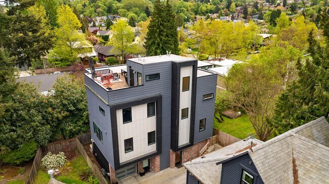 Foto del edificio - Gorgeous Urban Madrona 3-bedroom home