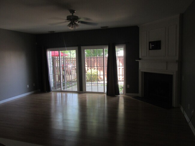 Foto del edificio - 3221 Mannington Dr