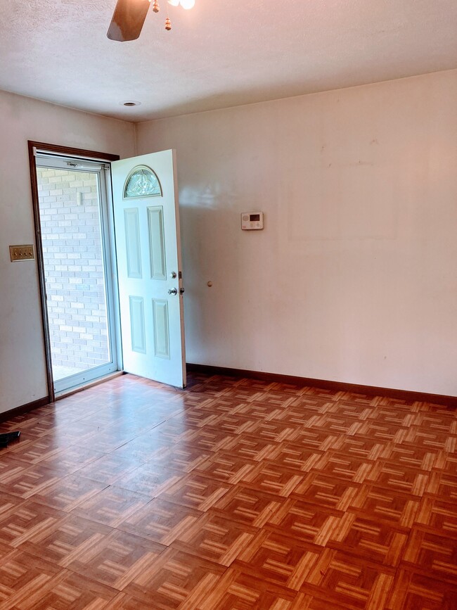 Foto del edificio - 320 Crestwood Dr