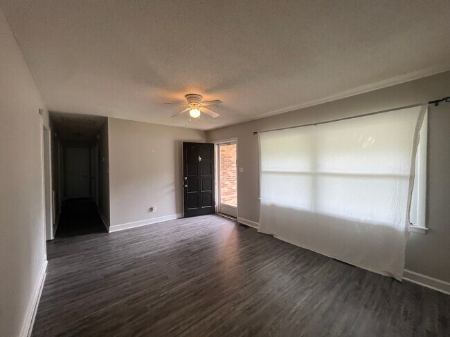 Building Photo - 1327 Odom Dr