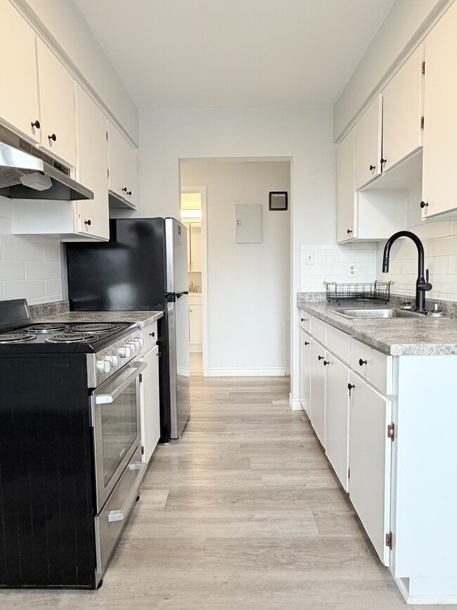 Building Photo - 471 Tecumseh Rd W