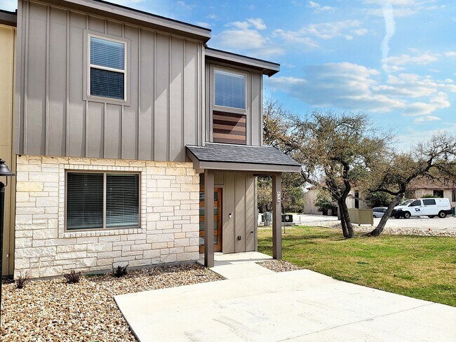 Foto del edificio - Sophisticated 3/BR 2.5/BS Home in Point Ve...