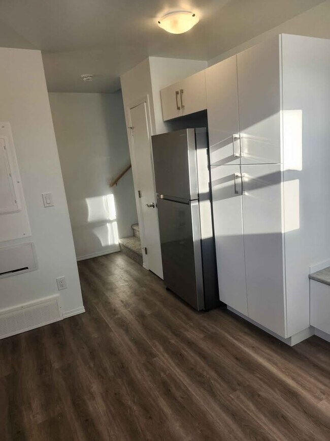 Building Photo - 11813-11847 47 St NW