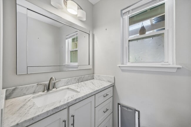 Building Photo - 10303 Greenwillow Dr