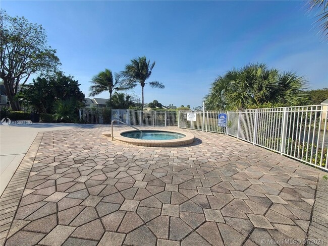 Building Photo - 2827 N Course Dr