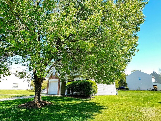 Building Photo - 10414 Roundleaf Dr