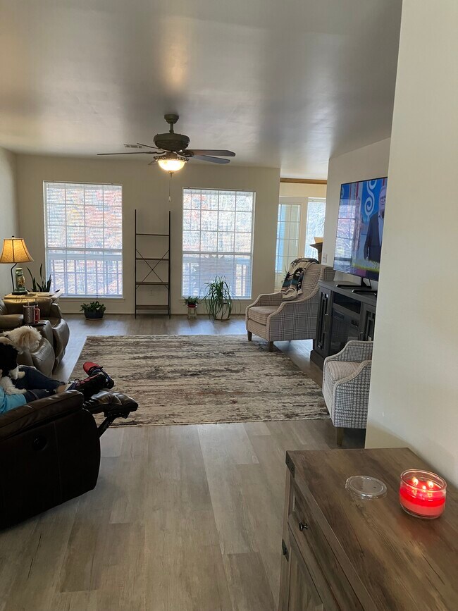 Foto del edificio - 8675 Golf Creek Dr