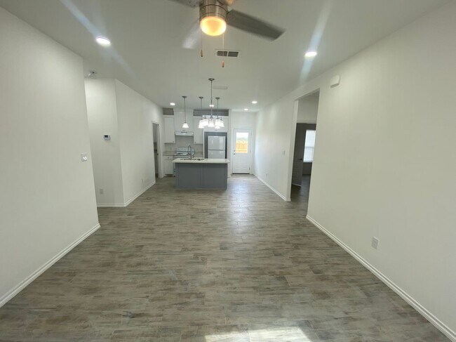 Building Photo - 2914 Maria Dr