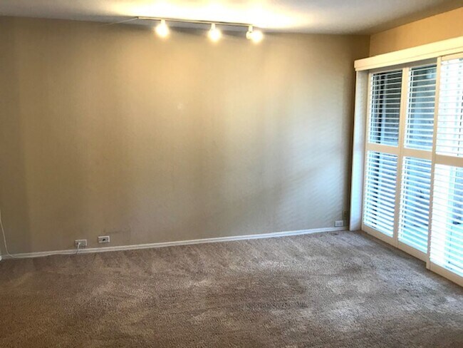Foto del edificio - Updated 2 bedroom condo-downtown Walnut Cr...