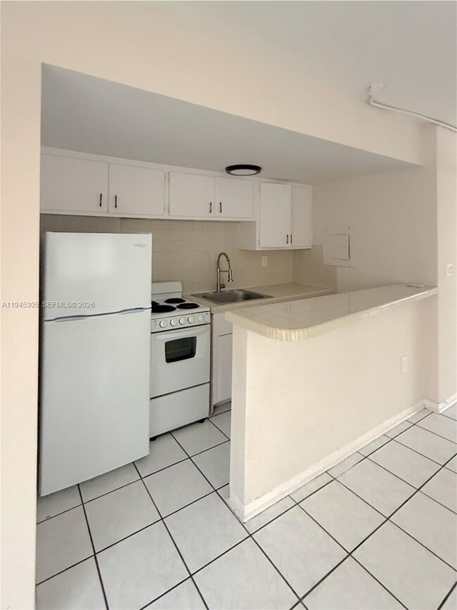 Building Photo - 305 Navarre Ave