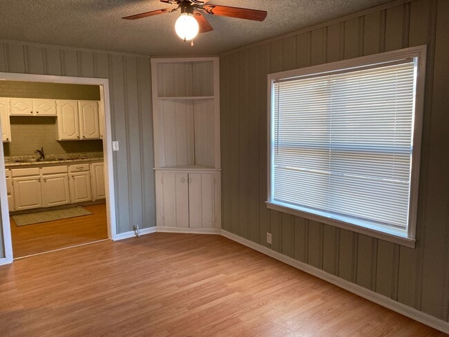 Building Photo - Total updated 5 bedroom home!! New floorin...