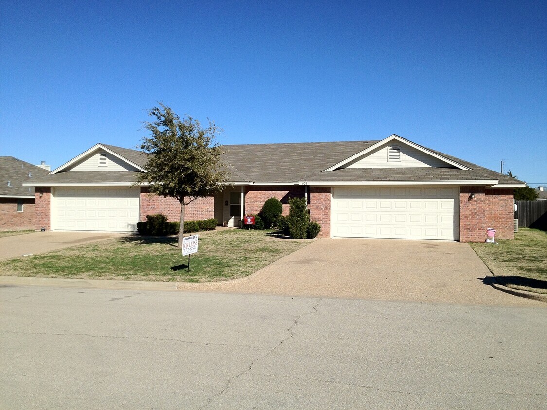 Foto principal - 3BR / 2BA Duplex in Hewitt, Texas | Midway...
