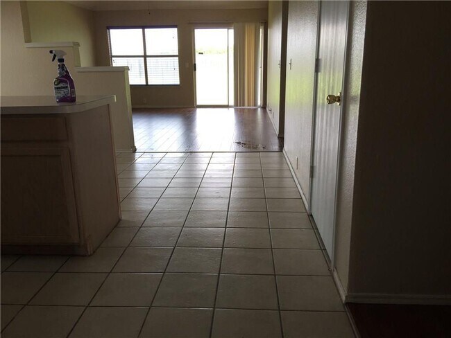 Building Photo - 827 Cascade Dr