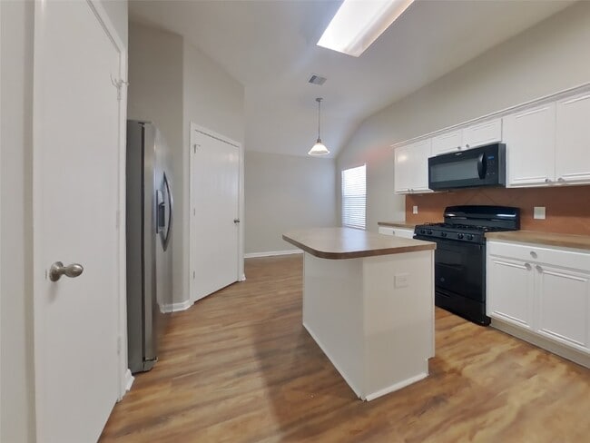 Foto del edificio - 810 Forest Hillside Ln