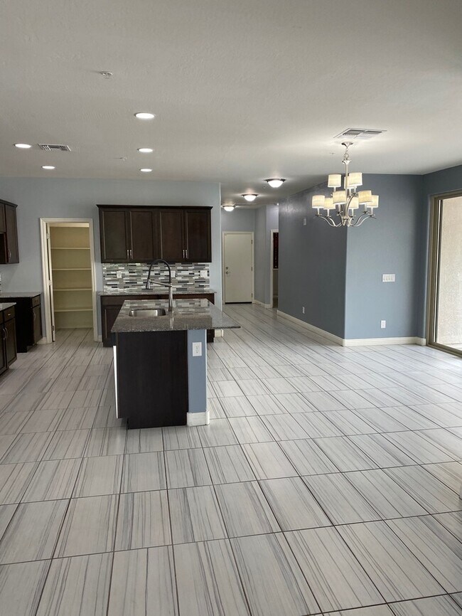 Building Photo - Beautiful 3 Bed 2 Bath Verrado Home