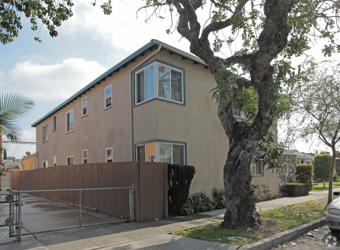 Building Photo - 2260 Pine Ave