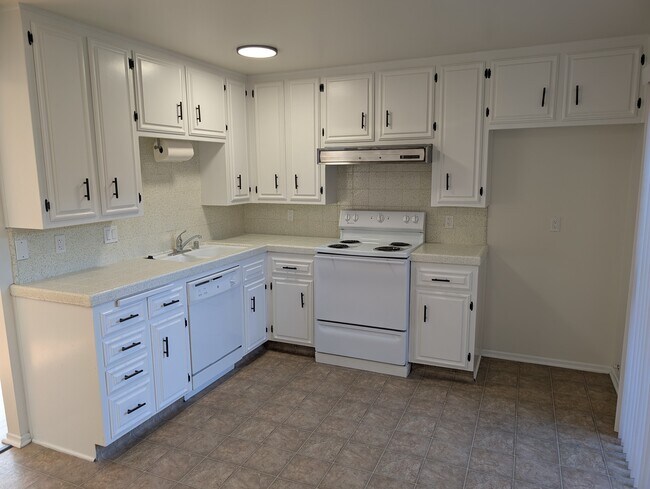 clean kitchen - 2851 W Ave J4