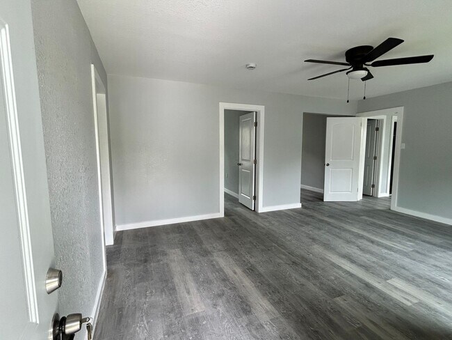 Foto del edificio - Gorgeous 4 bed 2 bath home!