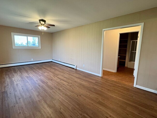 Foto del edificio - Charming 2-Bedroom Country Home with Garage Near Eau Claire