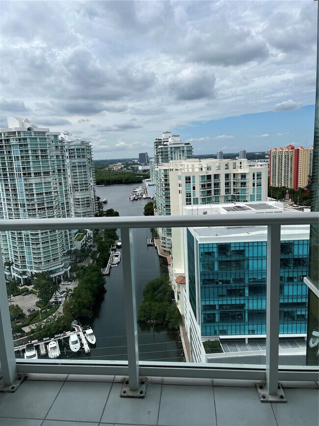 Building Photo - 16485 Collins Ave