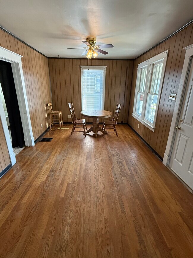 Zona de comedor - 2937 Iowa St