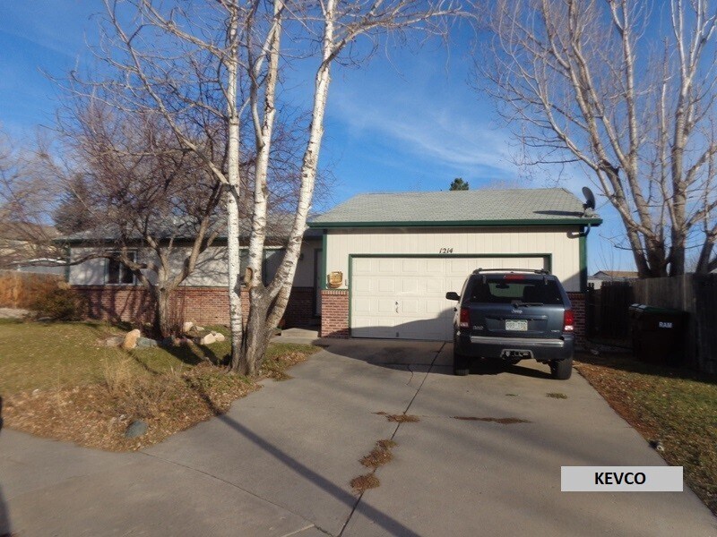 Primary Photo - Sunlit Spacious Three Bedroom Home