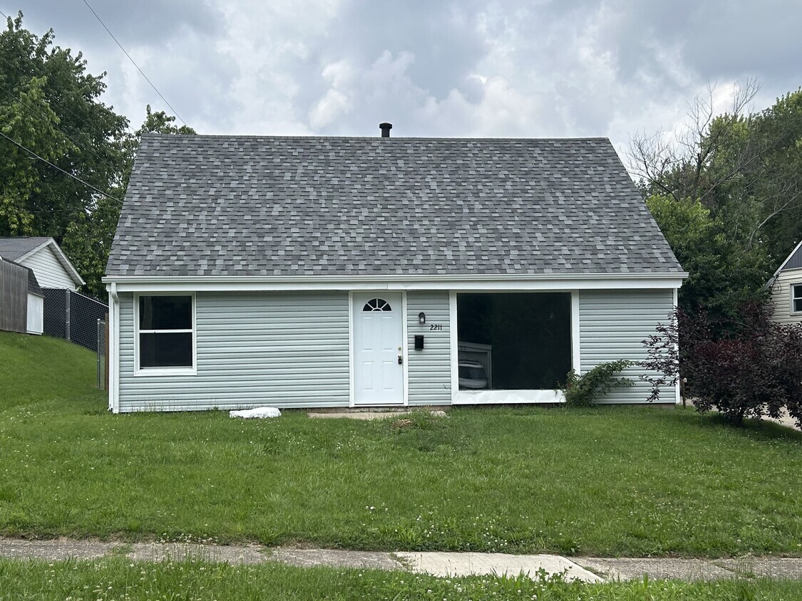 Foto principal - 2211 Hazelton Ave