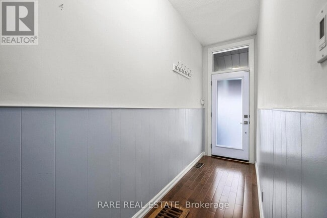 Building Photo - 893 Dovercourt Rd