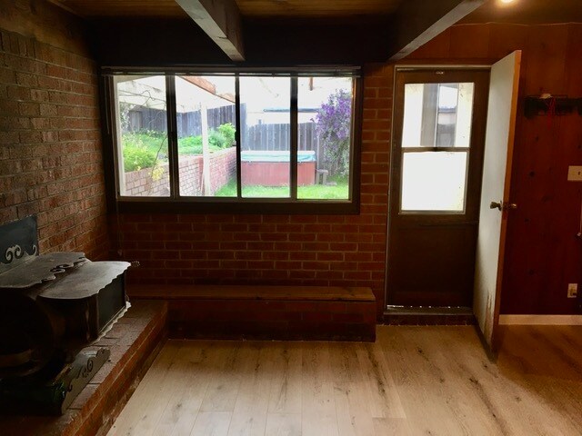 Chimenea con vista a la puerta trasera y al patio. - 995 Nob Hill Ave