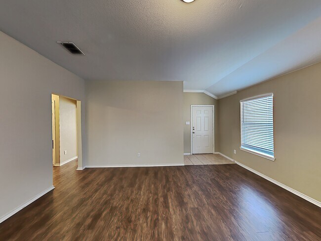 Building Photo - 806 Green Acres Lane