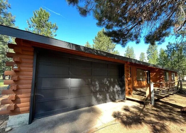 Building Photo - Quiet 3 Bedroom 2 Bathroom House