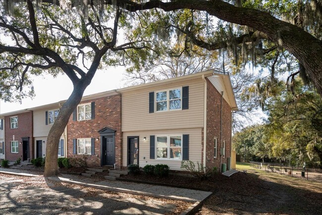 Building Photo - Updated Townhouse West Ashley