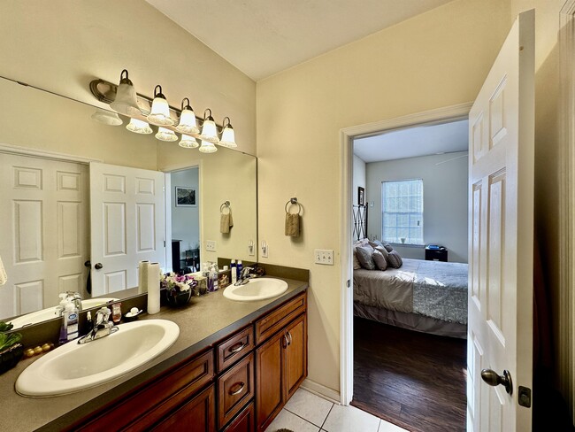 Building Photo - 907 Chase Creek Cir