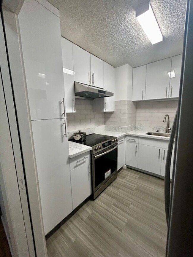 Building Photo - 2 Bed 2 Bath Fully Furnished Unit Central ...