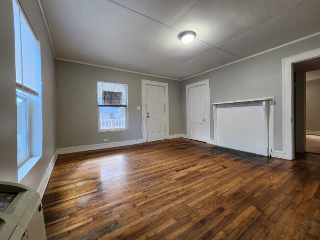 Building Photo - 237 Poole St