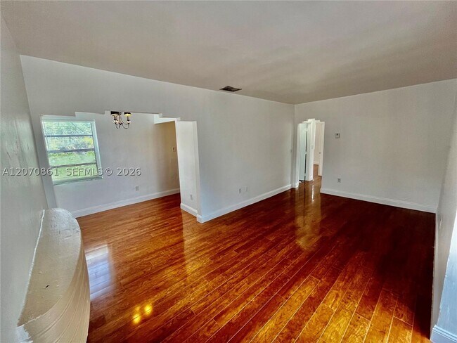 Building Photo - 525 NE 65th St