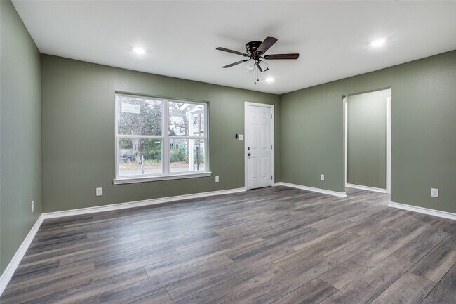 Building Photo - 420 S Gribble St