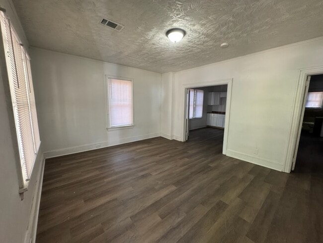 Foto del edificio - 1124 W Lincoln Ave