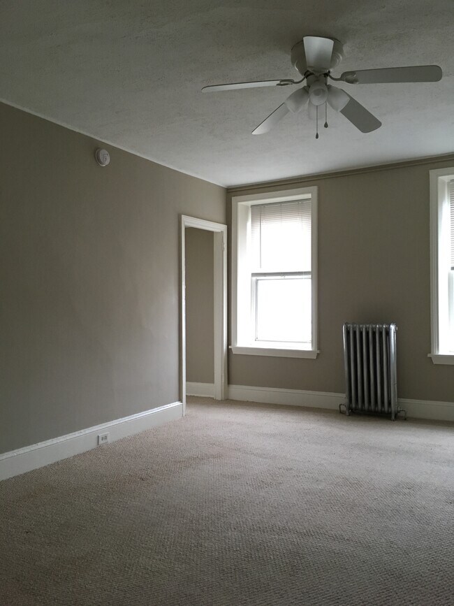 LivingRm_2Empty - 200 East St