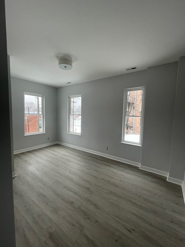 Large Bedroom with Closet - 216 Findlay St