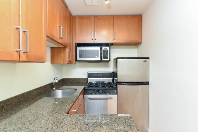 Building Photo - 628 W Wrightwood Ave