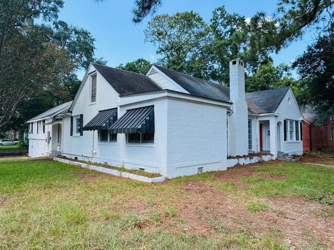 Building Photo - Charming 5-Bedroom Home with In-Law Suite ...