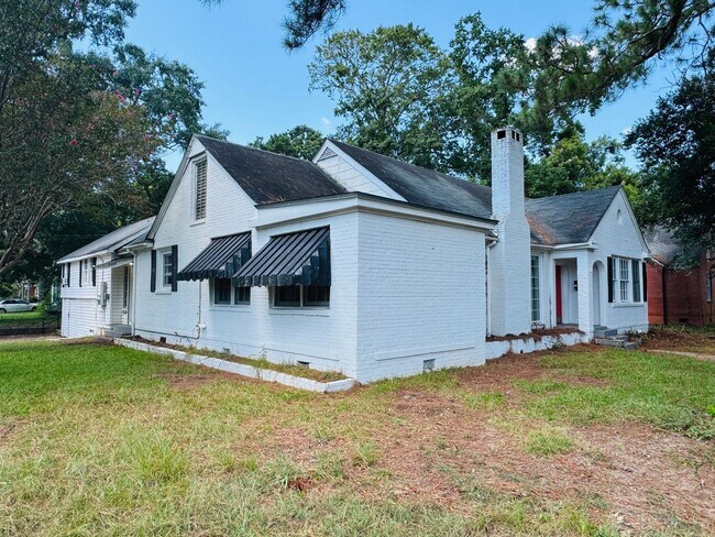 Foto del edificio - Charming 5-Bedroom Home with In-Law Suite ...