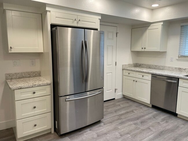 Building Photo - Beautiful Updated 4 Bedroom 2 Bath Home in...