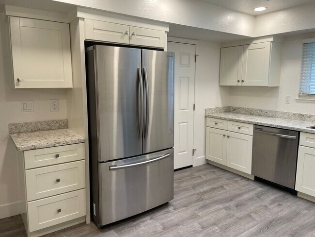 Foto del edificio - Beautiful Updated 4 Bedroom 2 Bath Home in...