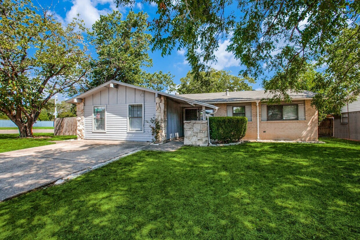 Primary Photo - Single Story House in Garland w/ Great Yar...